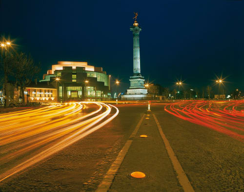 Place de la Bastille la nuit avec traînées lumineuses et monument de la Colonne de Juillet, Paris