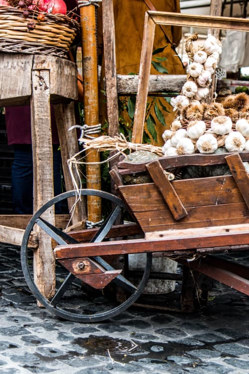 Rustico carrello in legno con aglio e verdure essiccate a Casa Verde di Astrachan Jonathan a Roma