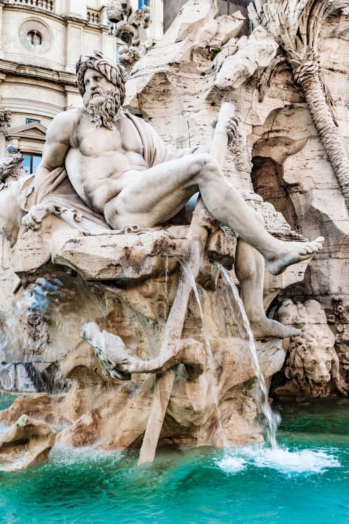 Fontana con statua classica maschile e getti d'acqua a Casa Verde di Astrachan Jonathan, Roma