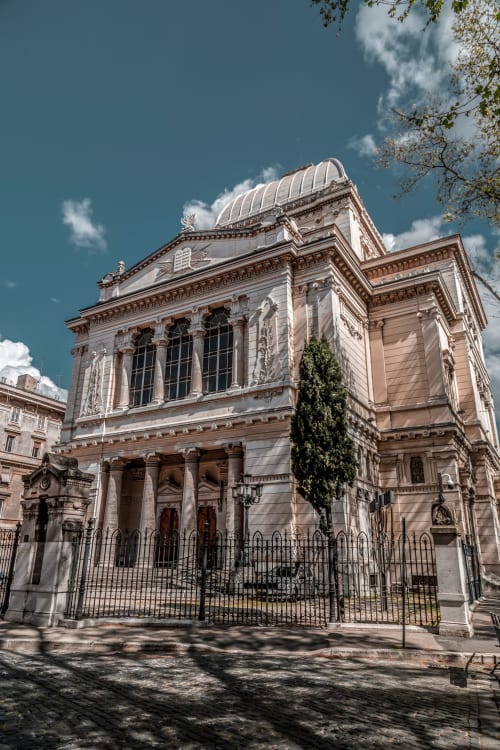 Edificio storico classico con cupola a Roma, caratterizzato da architettura sontuosa e cancelli in ferro