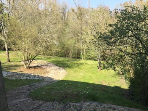 Terrains verdoyants avec arbres et allée sinueuse à Vacances en Touraine, Souvigny-de-Touraine