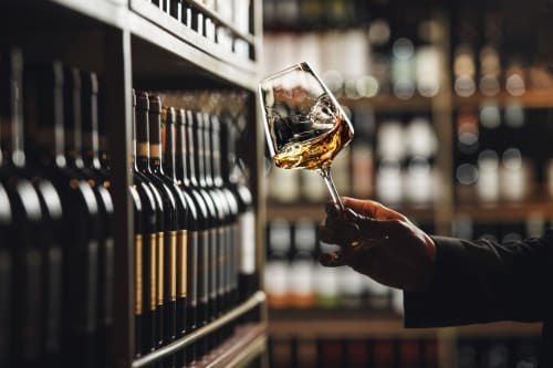 Personne tenant un verre de whisky dans la cave à vin de Vacances en Touraine, Souvigny-de-Touraine