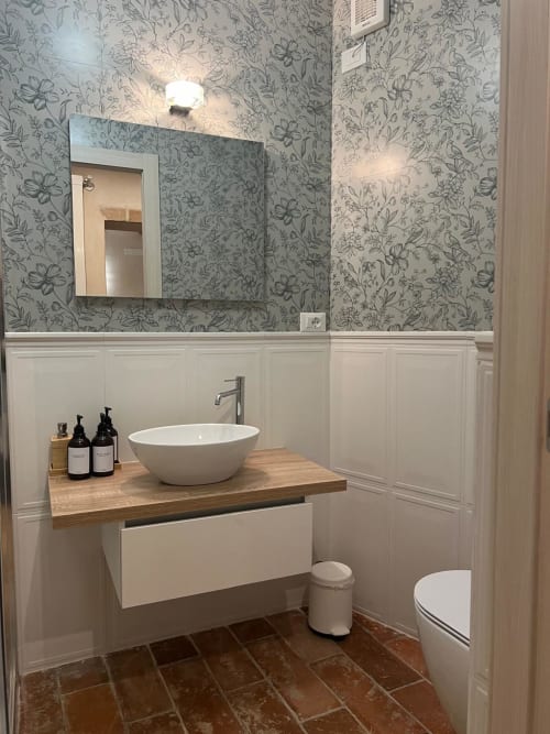 Modern bathroom in Iris Double Room at La Cascina di Bea B&B, Torre Boldone, with vessel sink, wooden vanity, and floral