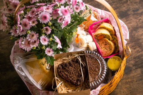 Élégant panier-cadeau avec marguerites roses, biscuits et gourmandises à Vacances en Touraine, Souvigny-de-Touraine