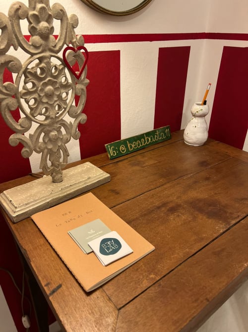 Dalia room desk at La Cascina di Bea B&B in Bergamo, featuring wooden furniture, decorative ornament, and reading materials