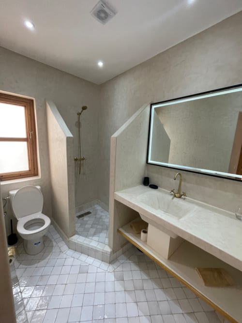 Salle de bain moderne du cottage Riad Madinina avec double vasque, douche à l'italienne et vue sur la ville à Marrakech