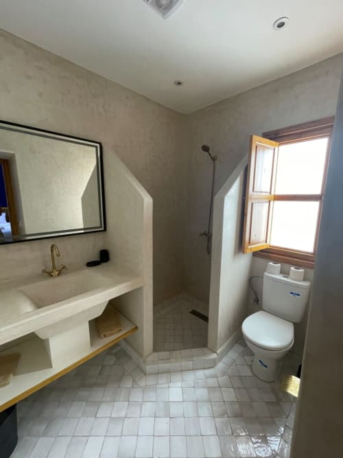 Salle de bains moderne du riad Madinina à Marrakech, avec lavabo, toilettes, douche et vue sur la ville