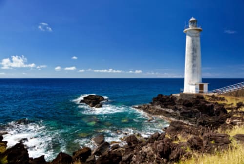 Phare blanc sur une côte rocheuse avec vue sur l'océan, Petit-Bourg, Guadeloupe