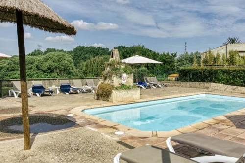 Piscina, piscina protegida, familias, rural, Catalunya, costa brava
