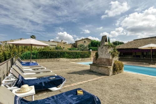 Masía, casa rural, barbacoa, turismo rural, costa brava, cataluña, jardín, piscina, futbol, basquet, granja, animales, familias, amigos, biblioteca, sala de juegos, ping pong, columpios, Dalí, senderismo, bicicletas