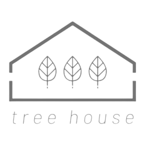 Logotipo do hotel Tree House com três folhas estilizadas dentro de um contorno de casa, Sesimbra Portugal