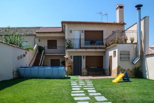 Casa rural familiar en Nieva con patio trasero, piscina, tobogán y terraza con vistas al jardín