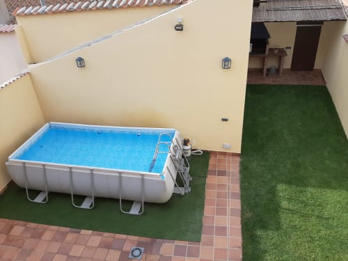 Vista aérea de la piscina y terraza del hotel Tradición Rural en Nieva, España