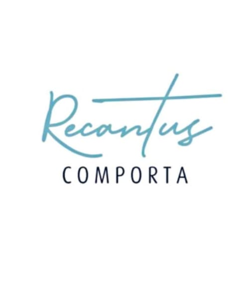 Logo Recantus Comporta com texto cursivo azul e design riscado em fundo branco