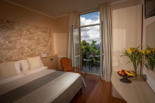 Elegante camera all'Hotel Vista Lago a Brunate con vista sul lago, pavimenti in legno e arredamento contemporaneo