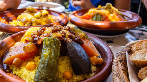 Tajines marocains avec riz au safran, légumes et viande au Riad Madinina à Marrakech