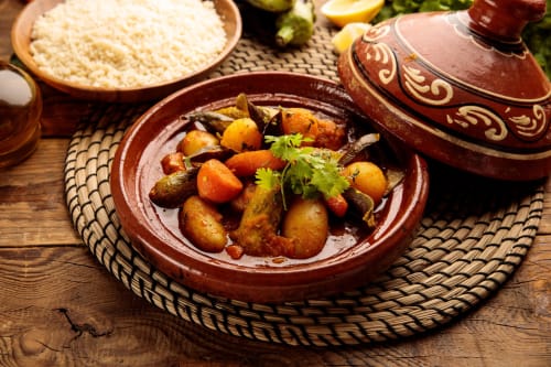 Tajine marocain aux pommes de terre et carottes servi au Riad Madinina à Marrakech