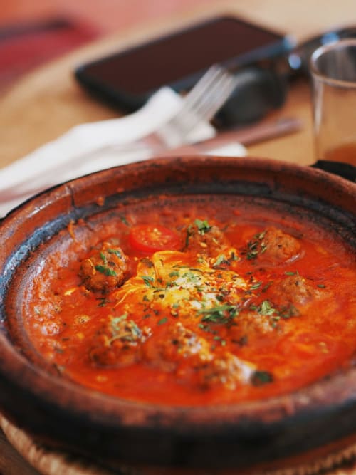 Tajine épicé avec boulettes de viande et herbes aromatiques au Riad Madinina, Marrakech