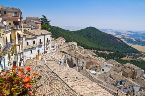 Antichi edifici in pietra a La Dimora Di Ipno, Vallata, Italia, con vista su montagne boscose