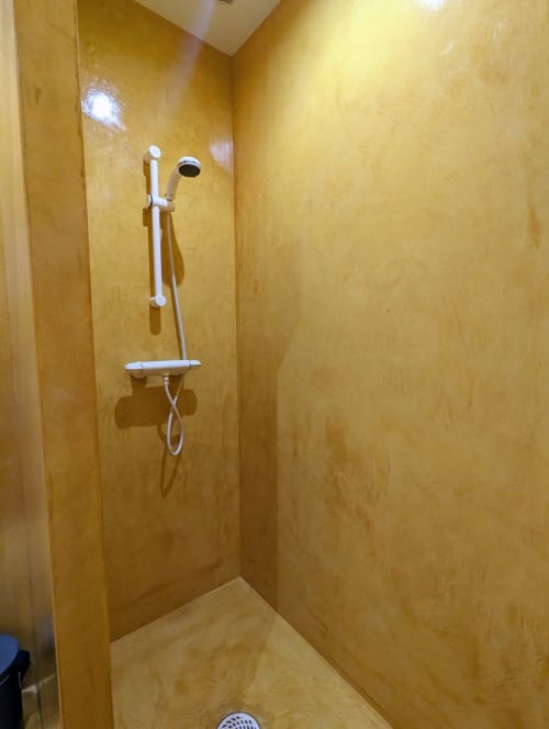 Douche moderne avec équipements blancs et thermostat dans la Chambre Grand Tétras du gîte de Remiremont