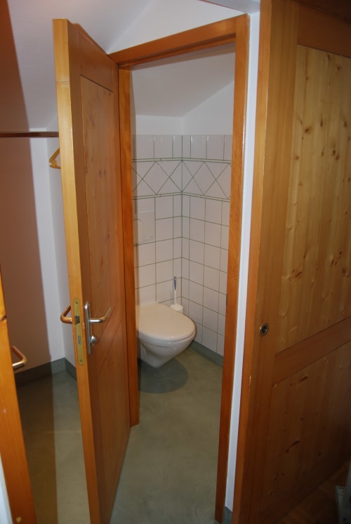 Petite salle de bain avec toilettes et murs carrelés à la Chambre Coquelicot, Chambres d'hôtes le Grand Bienfaisy, Remiremont