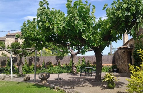 Masía, casa rural, barbacoa, turismo rural, costa brava, cataluña, jardín, piscina, futbol, basquet, granja, animales, familias, amigos, biblioteca, sala de juegos, ping pong, columpios, Dalí, senderismo, bicicletas

