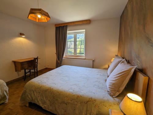 Chambre douillette aux Chambres d'hôtes le Grand Bienfaisy, Remiremont avec lit queen-size, bureau en bois et vue sur le jardin