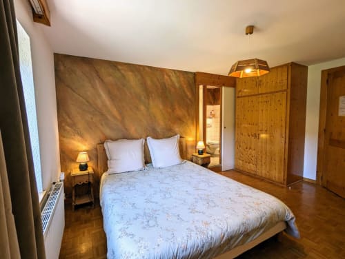 Chambre Bergeronnette aux Chambres d'hôtes le Grand Bienfaisy à Remiremont : mobilier en bois et vue sur le jardin