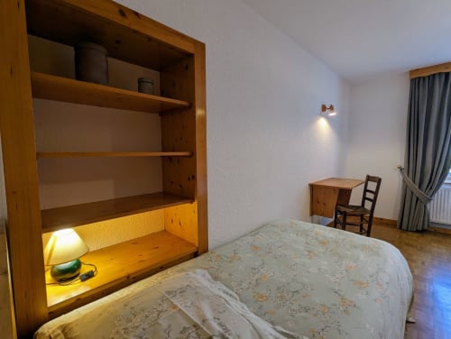 Chambre en bois avec niches de rangement, lit et bureau à la Chambre Bergeronnette des Chambres d'hôtes le Grand Bienfaisy