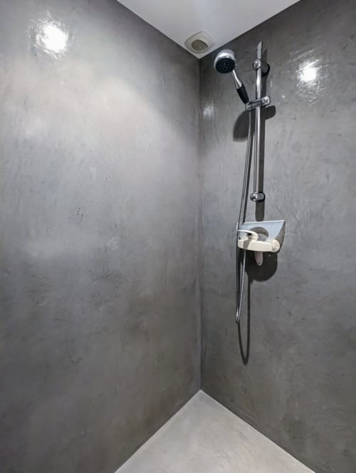 Douche moderne avec pluie et douchette à main aux Chambres d'hôtes le Grand Bienfaisy à Remiremont