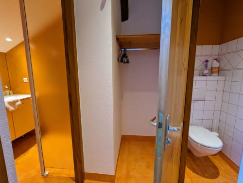 Couloir de salle de bain dans la Chambre Chardon aux Chambres d'hôtes le Grand Bienfaisy à Remiremont, accès toilettes et douche