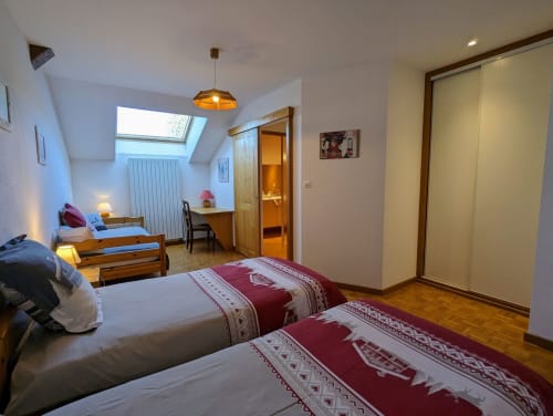 Chambre spacieuse Chambre Chardon aux Chambres d'hôtes le Grand Bienfaisy, Remiremont avec lits jumeaux, meubles en bois et
