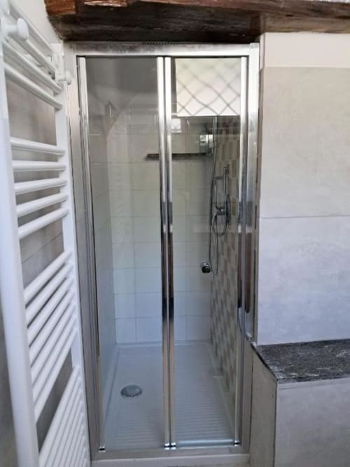 Moderna cabina doccia con porte in vetro presso La Suite del Giardino, appartamento a Napoli
