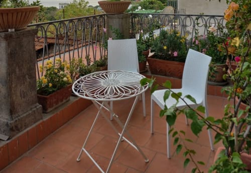Terrazza sul tetto di La Suite del Giardino con tavolino bistrot bianco decorativo, sedia e fiori in vaso con vista su Napoli