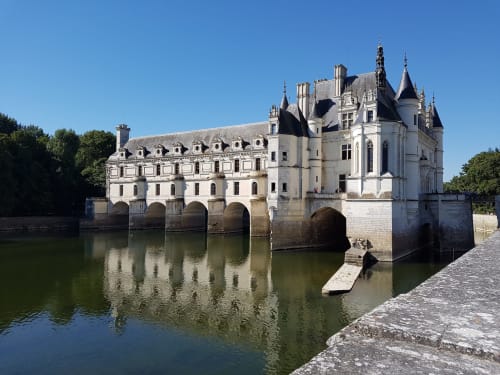 Château de Chenonceau se reflétant dans le Cher, château Renaissance emblématique de Touraine, France