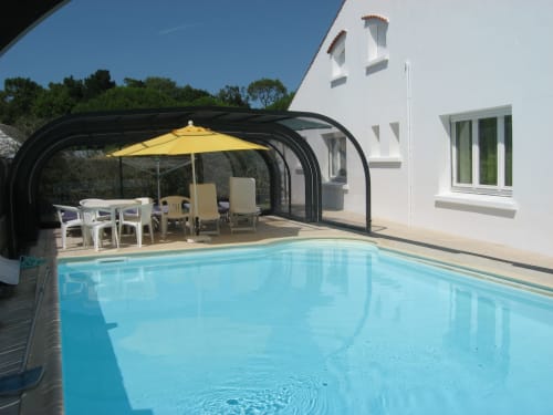 piscine couverte chauffée 5 m X 10 m abris haut coulissant 14 m  gîte les Dunes Saint-Jean-de-Monts