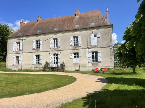 Château de Vaux Morvan à Étang sur Arroux avec jardins soignés et allée de gravier