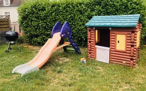 Aire de jeux pour enfants avec toboggan et petite maison en bois à Vacances en Touraine, Souvigny-de-Touraine
