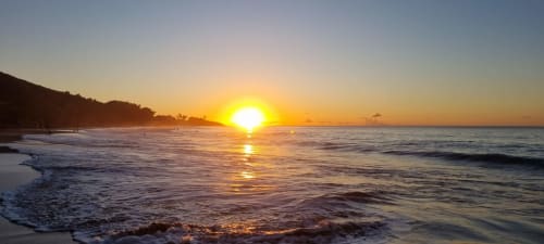 Splendide lever de soleil sur la mer des Caraïbes à la plage du Domaine de la Glacière, Petit-Bourg, Guadeloupe