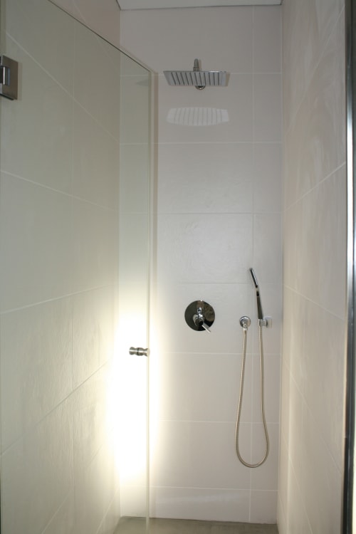 Chuveiro moderno tipo rainfall com chuveiro de teto e spray manual no Apartamento Flamingo do hotel Recantus Comporta, Comporta