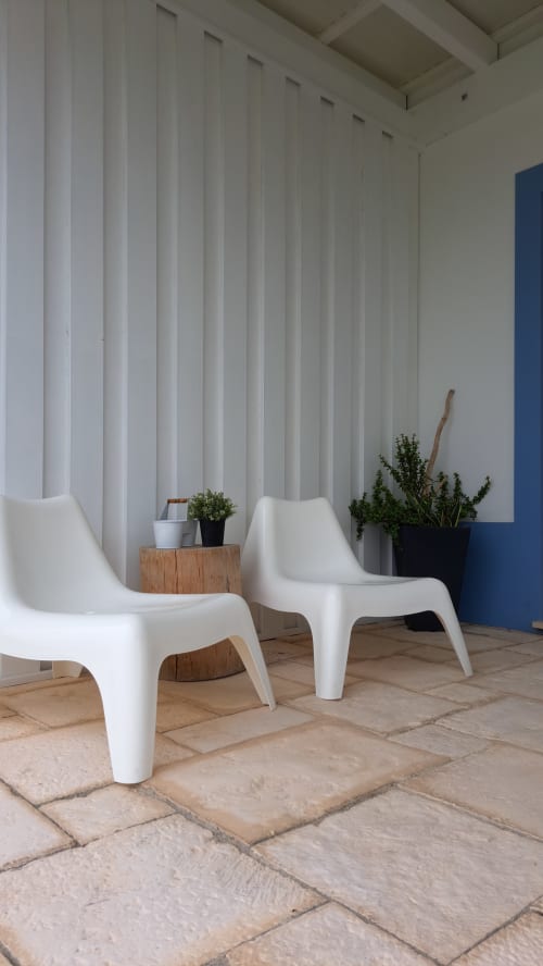 Espreguiçadeiras brancas modernas com plantas em vasos no deck de madeira do Recantus Comporta, vista do jardim do Apartamento Dolphin
