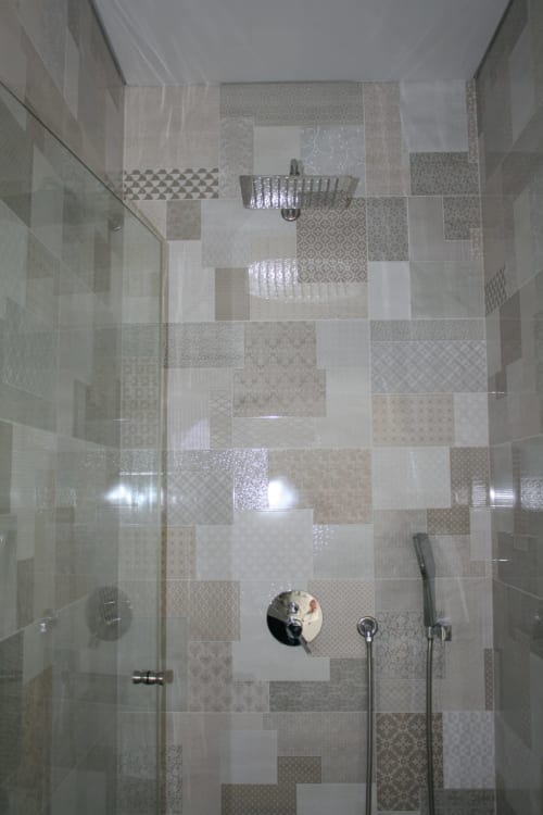 Moderno box de banho com azulejos patchwork em tons de bege e branco no hotel Recantus Comporta, Comporta, Portugal