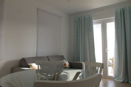 Moderno Apartamento Dolphin em Recantus Comporta com sala de estar, sofá cinzento, portas com vista para jardim e cortinas turquesas