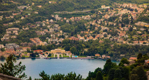 L'Hotel Vista Lago si affaccia sul lago di Como a Brunate, Italia, circondato da colline verdeggianti e architettura lacustre