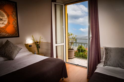 Moderna camera twin all'Hotel Vista Lago a Brunate con balcone, vista sulle montagne e arredi contemporanei