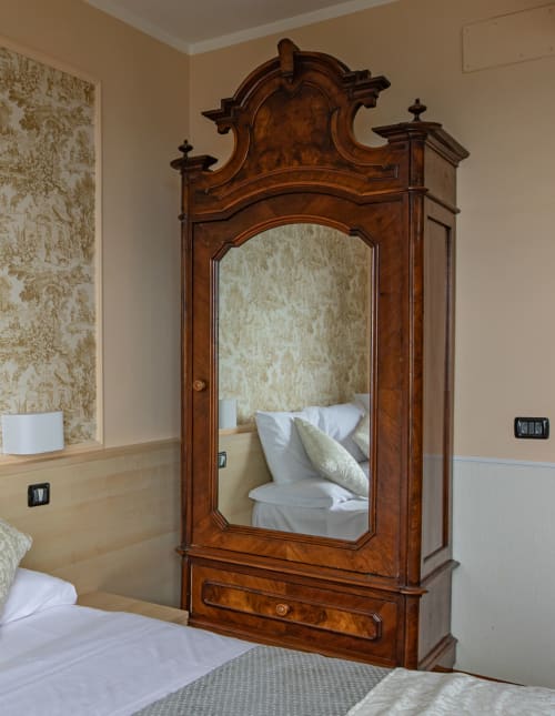 Elegante guardaroba in legno con porta a specchio nella camera dell'Hotel Vista Lago, Brunate, Italia