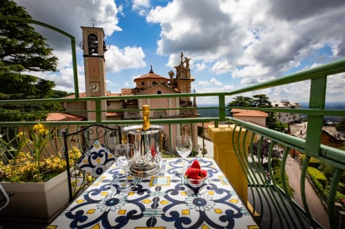 Cena in terrazza sul lago presso l'Hotel Vista Lago a Brunate con vista sulla chiesa e tovaglia a motivi