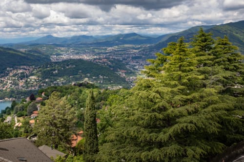 Vista panoramica sulle montagne dall'Hotel Vista Lago a Brunate, Italia, che domina le lussureggianti valli e i picchi alpini