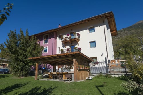 agriturismo Valle d’Aosta, farm stay Italy, appartamenti con cucina, furnished kitchen apartments, bagno privato, private bathroom, vista montagne, mountain views, relax natura, nature retreat, cibo locale, local food, vino valdostano, wine tasting, tradizione alpina, alpine tradition, soggiorno romantico, romantic stay, vacanze in montagna, mountain holidays, trekking alpino, alpine hiking, castelli medievali, medieval castles, sci vicino Aosta, ski resorts, passeggiate panoramiche, panoramic walks, natura incontaminata, unspoiled nature, ospitalità genuina, genuine hospitality, appartamenti rustici, rustic apartments, comfort moderno, modern comfort, atmosfera accogliente, cozy atmosphere, vacanze rilassanti, relaxing holidays, famiglie benvenute, family friendly, fuga romantica, couple getaway, esperienze locali, local experiences, escursioni giornaliere, day trips, Monte Emilius, Becca di Nona, panoramic peaks, giardino alpino, alpine garden, neve invernale, winter snow, sport alpini, alpine sports, slow holidays, vacanze rigeneranti, cieli stellati, starry skies, autenticità valdostana, Valdostan authenticity, wellness montano, mountain wellness, mercati locali, local markets, eventi tradizionali, local festivals, borghi alpini, alpine villages, passeggiate nel bosco, forest walks, flora e fauna, local wildlife, terrazza vista montagne, mountain terrace, week end romantico, romantic weekend, migliore prezzo, best price, prenota ora, book now, soggiorno autentico, authentic stay, camere spaziose, spacious rooms, legno naturale, natural wood, aria pura, fresh air, vicino ad Aosta, near Aosta, escursioni in valle, valley tours, soggiorno indimenticabile, unforgettable stay, cibo biologico, organic food, mele e succhi, apples and juice, terrazza soleggiata, sunny terrace, pace e silenzio, peace and quiet, esperienze uniche, unique experiences, montagna autentica, authentic mountains, neve e sci, snow and ski, viaggio relax, relaxing travel, vacanze in famiglia, family holidays, tradizione e natura, tradition and nature, cucina locale, local cuisine, hiking trails, sentieri escursioni, aria fresca di montagna, fresh mountain air, vacanza rigenerante, regenerating holiday, paesaggi mozzafiato, breathtaking landscapes, atmosfera romantica, romantic vibes, soggiorno confortevole, comfortable stay, ospitalità familiare, family hospitality, vacanza autentica, authentic holiday.