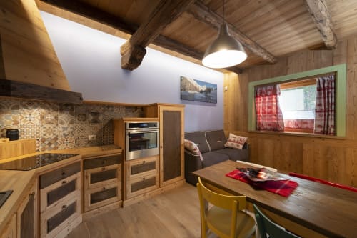 agriturismo Valle d’Aosta, farm stay Italy, appartamenti con cucina, furnished kitchen apartments, bagno privato, private bathroom, vista montagne, mountain views, relax natura, nature retreat, cibo locale, local food, vino valdostano, wine tasting, tradizione alpina, alpine tradition, soggiorno romantico, romantic stay, vacanze in montagna, mountain holidays, trekking alpino, alpine hiking, castelli medievali, medieval castles, sci vicino Aosta, ski resorts, passeggiate panoramiche, panoramic walks, natura incontaminata, unspoiled nature, ospitalità genuina, genuine hospitality, appartamenti rustici, rustic apartments, comfort moderno, modern comfort, atmosfera accogliente, cozy atmosphere, vacanze rilassanti, relaxing holidays, famiglie benvenute, family friendly, fuga romantica, couple getaway, esperienze locali, local experiences, escursioni giornaliere, day trips, Monte Emilius, Becca di Nona, panoramic peaks, giardino alpino, alpine garden, neve invernale, winter snow, sport alpini, alpine sports, slow holidays, vacanze rigeneranti, cieli stellati, starry skies, autenticità valdostana, Valdostan authenticity, wellness montano, mountain wellness, mercati locali, local markets, eventi tradizionali, local festivals, borghi alpini, alpine villages, passeggiate nel bosco, forest walks, flora e fauna, local wildlife, terrazza vista montagne, mountain terrace, week end romantico, romantic weekend, migliore prezzo, best price, prenota ora, book now, soggiorno autentico, authentic stay, camere spaziose, spacious rooms, legno naturale, natural wood, aria pura, fresh air, vicino ad Aosta, near Aosta, escursioni in valle, valley tours, soggiorno indimenticabile, unforgettable stay, cibo biologico, organic food, mele e succhi, apples and juice, terrazza soleggiata, sunny terrace, pace e silenzio, peace and quiet, esperienze uniche, unique experiences, montagna autentica, authentic mountains, neve e sci, snow and ski, viaggio relax, relaxing travel, vacanze in famiglia, family holidays, tradizione e natura, tradition and nature, cucina locale, local cuisine, hiking trails, sentieri escursioni, aria fresca di montagna, fresh mountain air, vacanza rigenerante, regenerating holiday, paesaggi mozzafiato, breathtaking landscapes, atmosfera romantica, romantic vibes, soggiorno confortevole, comfortable stay, ospitalità familiare, family hospitality, vacanza autentica, authentic holiday.